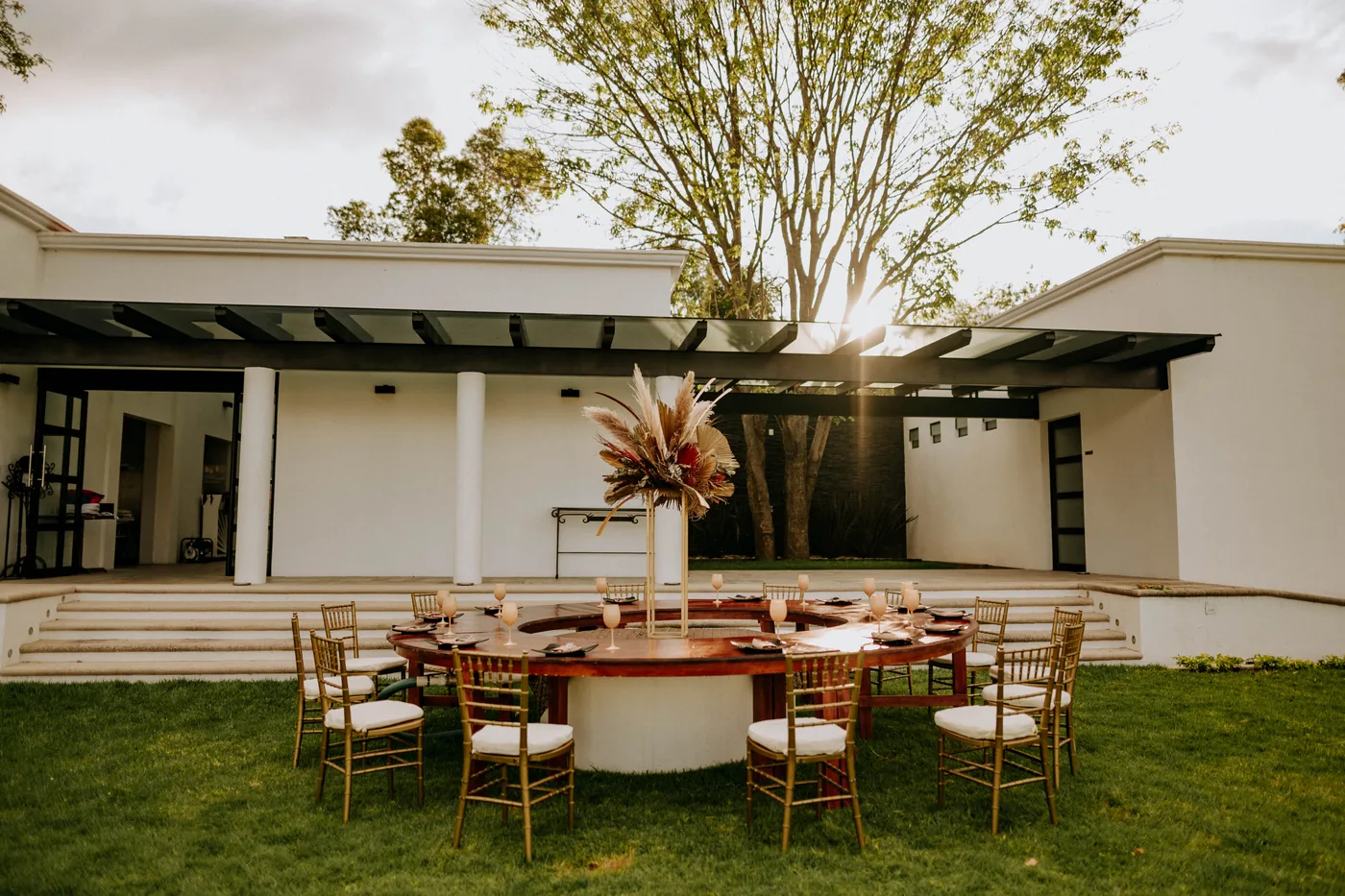 Pérgola del hotel con una mesa redonda montada al atardecer