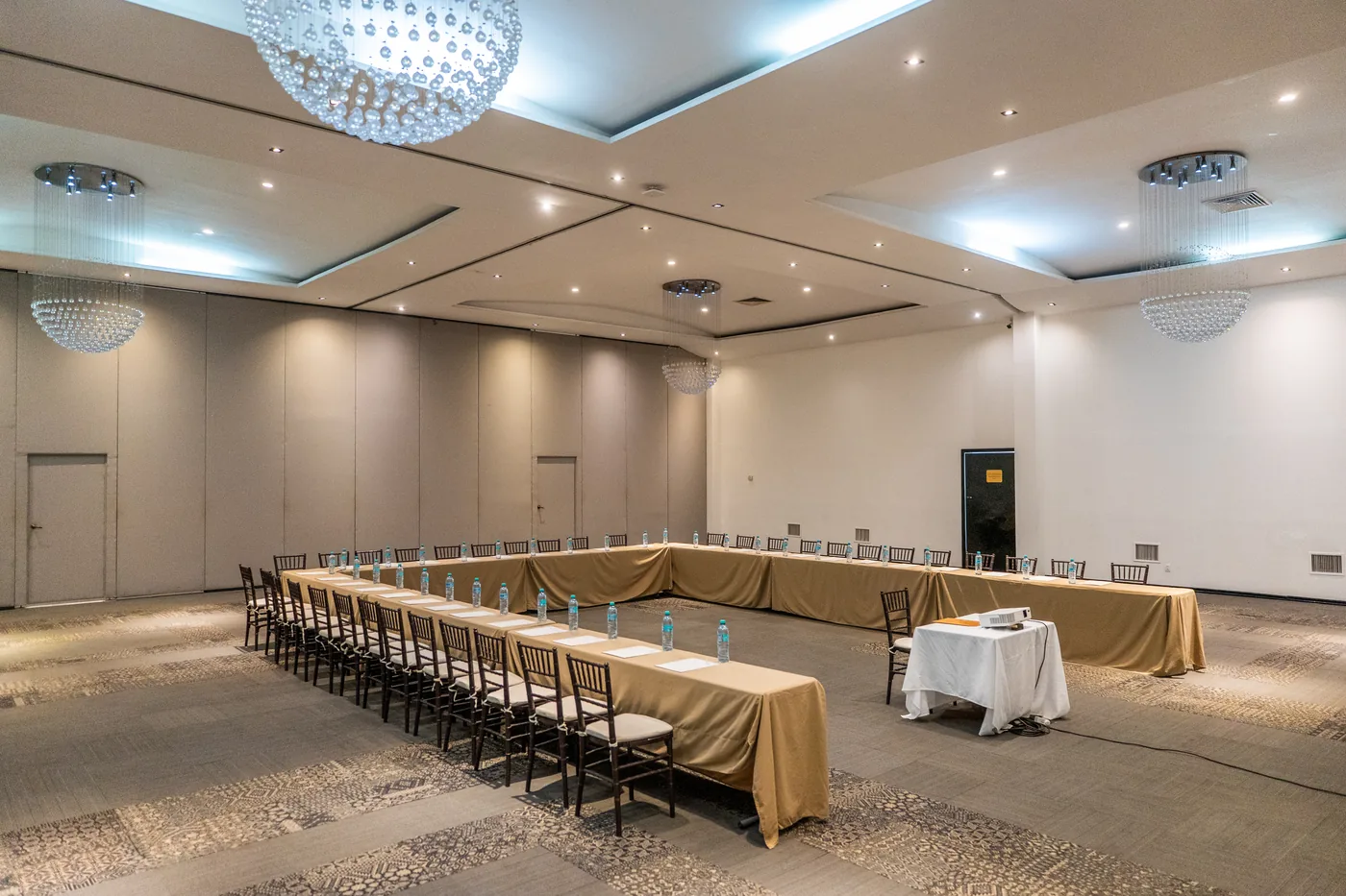 Salón del hotel con montaje en U para una reunión de trabajo