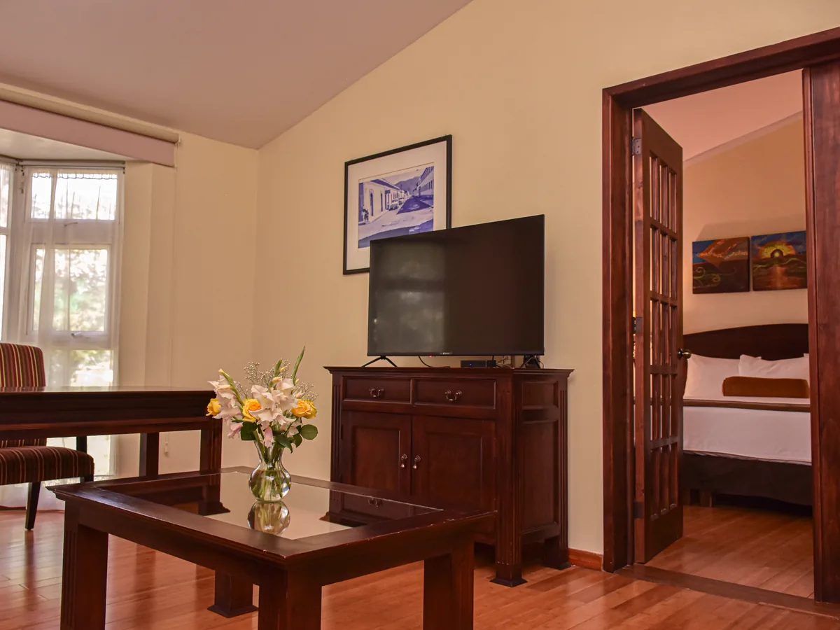 Sala de la Master Suite con las puertas abiertas a la recámara