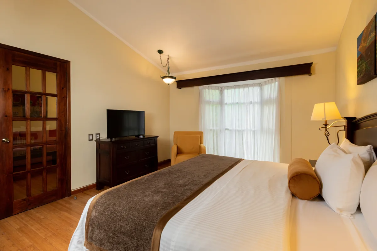 Recámara de la Master Suite con acceso a la sala independiente