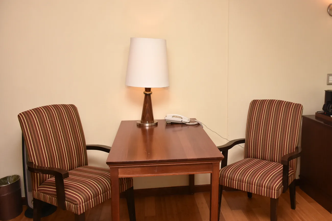 Dos sillones y una lámpara encendida en la habitación durante el Ritual del Silencio